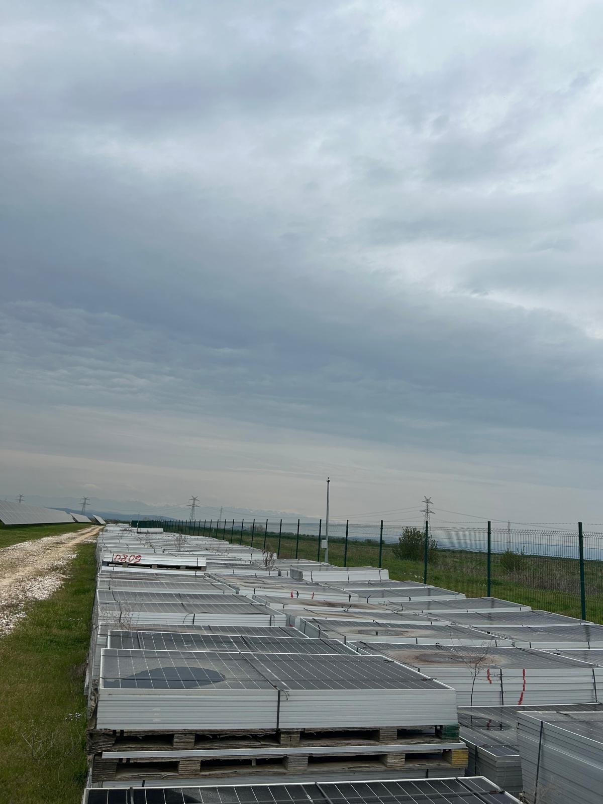Palletized JinkoSolar Tiger Neo panels on site in Bulgaria